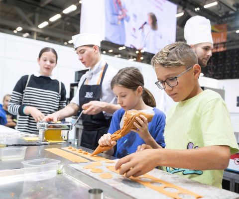 Kinder backen an den Swiss Skills