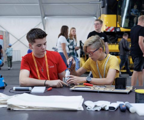 Jugendliche testen Jobs an den Swiss Skills