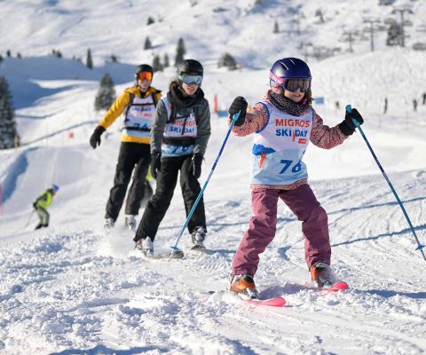 Familie beim Migros Ski Day Rennen