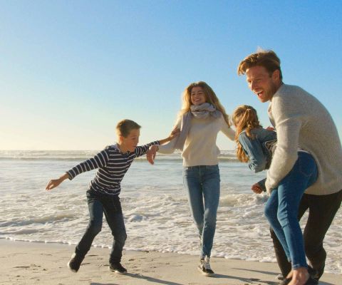 Una famiglia a passeggio sulla spiaggia