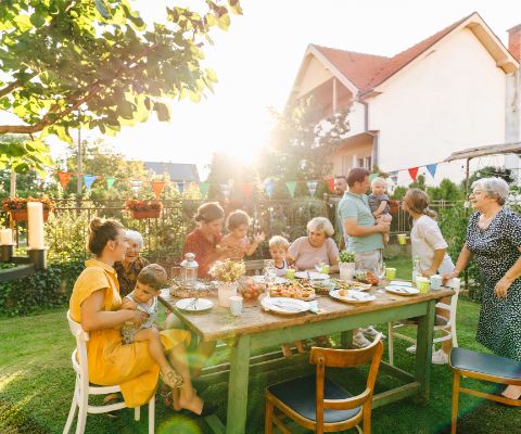 Familie beim Grillfest