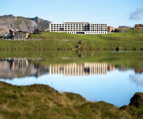 Blick über See auf Frutt Moutain Resort