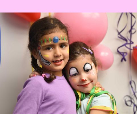Zwei Mädchen als Indianerin und Clown geschminkt