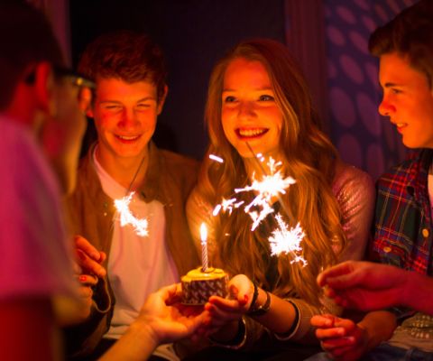 Adolescenti mentre festeggiano il compleanno