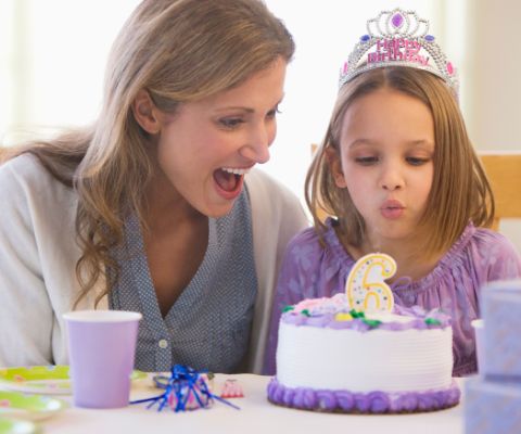 Une mère et sa fille alléchées par le gâteau d’anniversaire