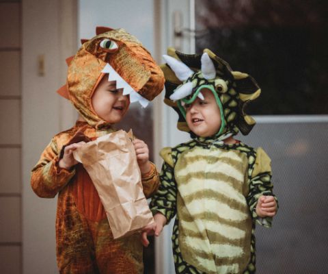 Enfants à une fête d’anniversaire sur le thème dinosaure