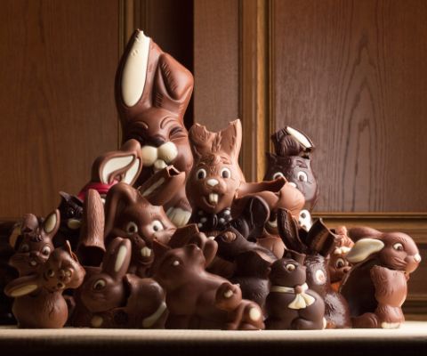 Un grand tas de lapins en chocolat