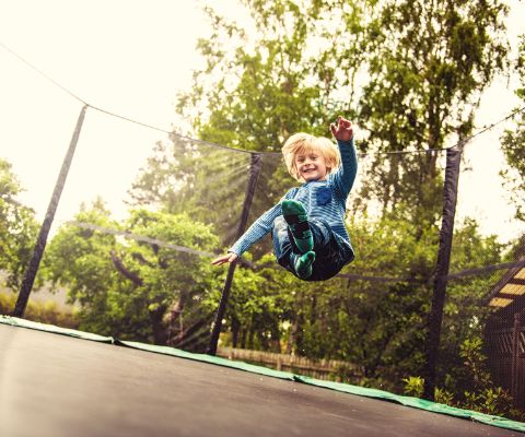 Junge springt auf Trampolin