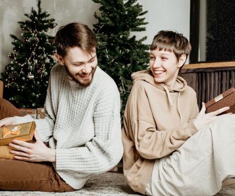 Mann und Frau tauschen Adventskalender-Geschenke aus