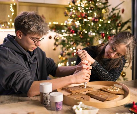 Zwei Teenager verzieren Lebkuchen