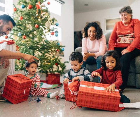 Familie packt Weihnachtsgeschenke aus