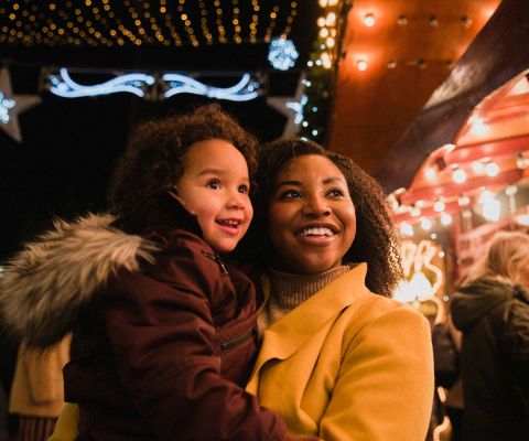 Mutter und Tochter auf dem Weihnachtsmarkt