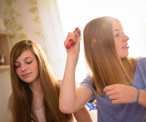 Fettige Haare bei Teenagern – was tun?