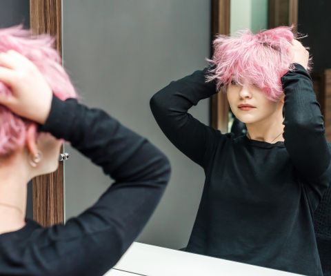 Una teenager con i capelli tinti di rosa