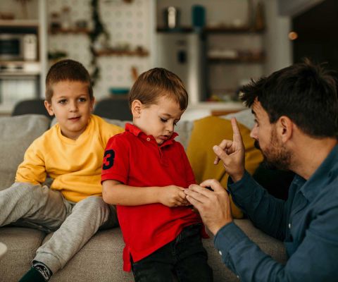 Un père parle à ses deux fils