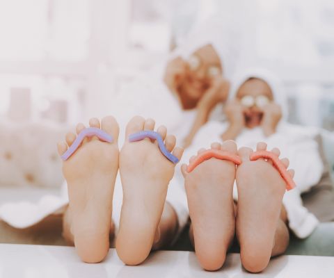 Adolescenti nell'area wellness con le unghie dei piedi smaltate