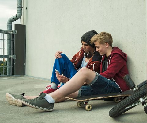 Deux adolescents avec leurs skate-boards Deux adolescents avec leurs skate-boards