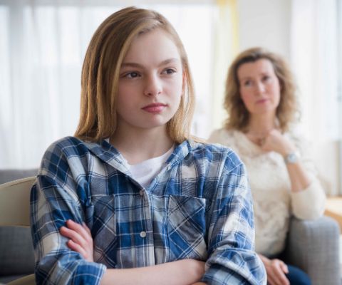 Ribellione in pubertà: quando i genitori non sono più cool