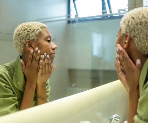 Une jeune femme se regardant dans un miroir.