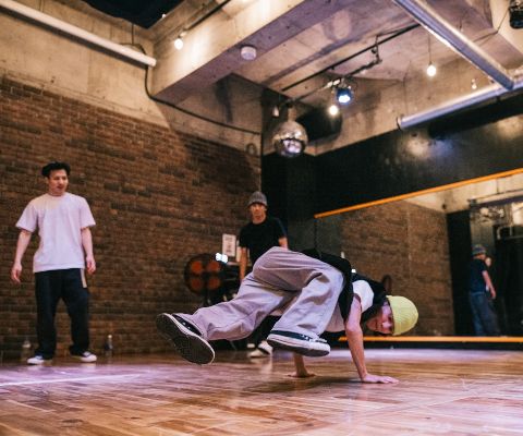 Un adolescente che pratica la breakdance come hobby