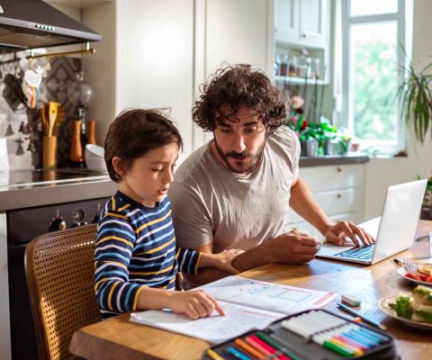 Un padre aiuta il figlio a fare i compiti