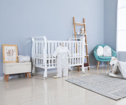 Chambre d’enfant avec équipement de bébé