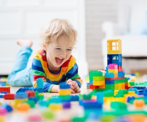 Un enfant de deux ans joue avec des cubes de construction.