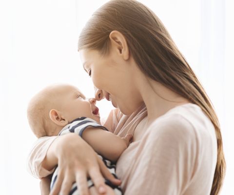 Une maman et son bébé nez contre nez