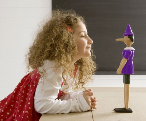 Kind und Pinocchio Puppe