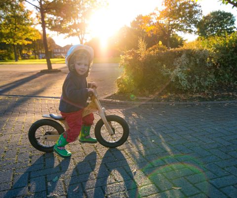 Kind fährt mit Laufrad