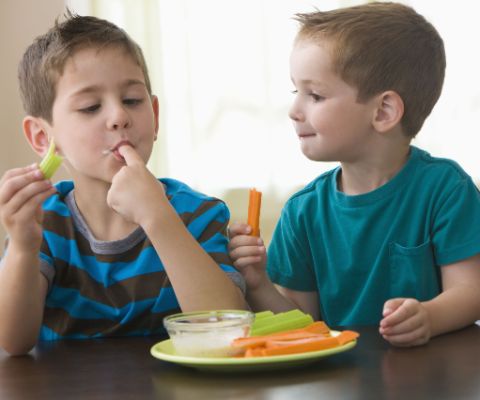 Enfants dégustant une assiette de légumes