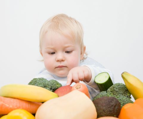 Baby wählt Gemüse aus