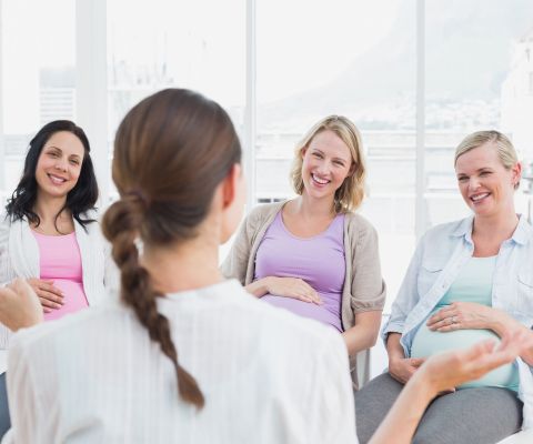 Drei Schwangere bei einem Geburtsvorbereitungskurs