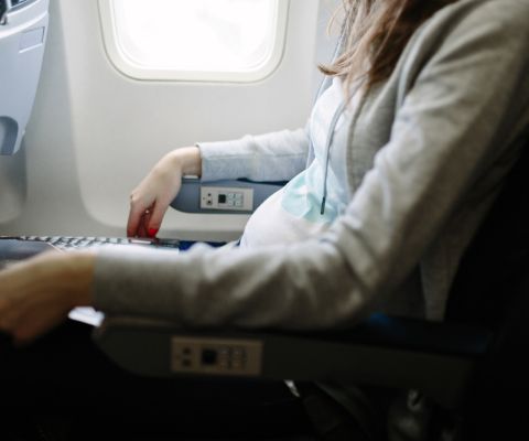 Femme enceinte dans un avion