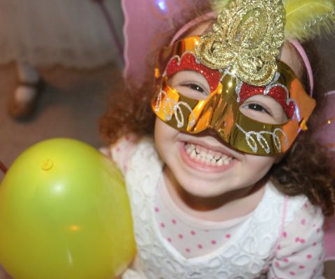 Bambina con maschera di carnevale