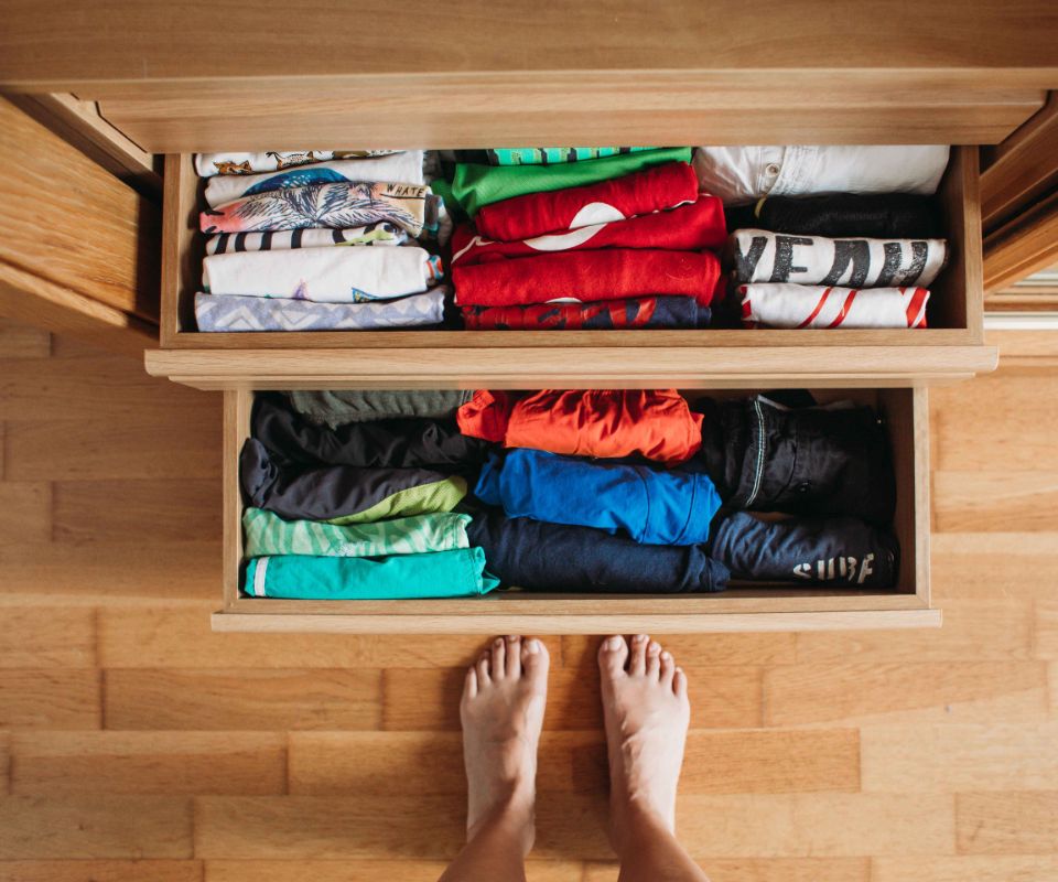 Kleines Jugendzimmer einrichten: Platzsparende Möbel | Famigros