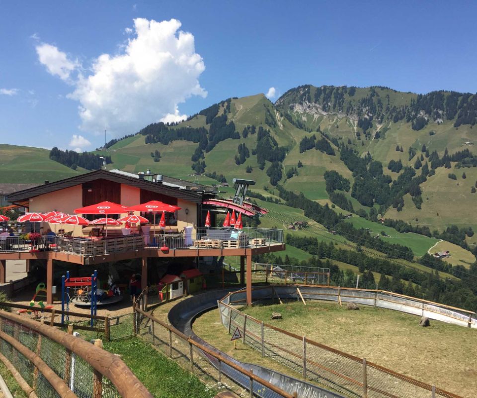 familien-spass-auf-dem-abenteuerspielplatz-dallenwil-wirzweli-famigros