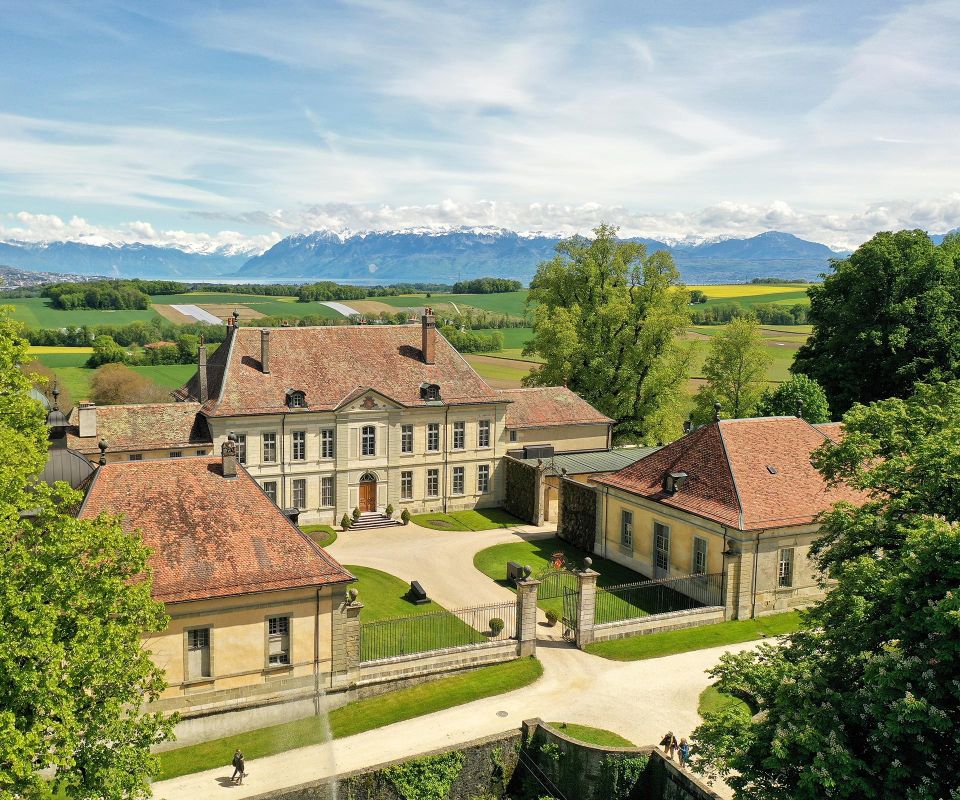 König Eidechse und die Gärten des Château de Vullierens Famigros
