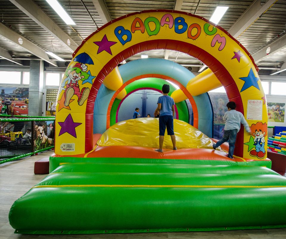 Bunter Spielspass im IndoorSpielplatz JayLand Crissier Famigros