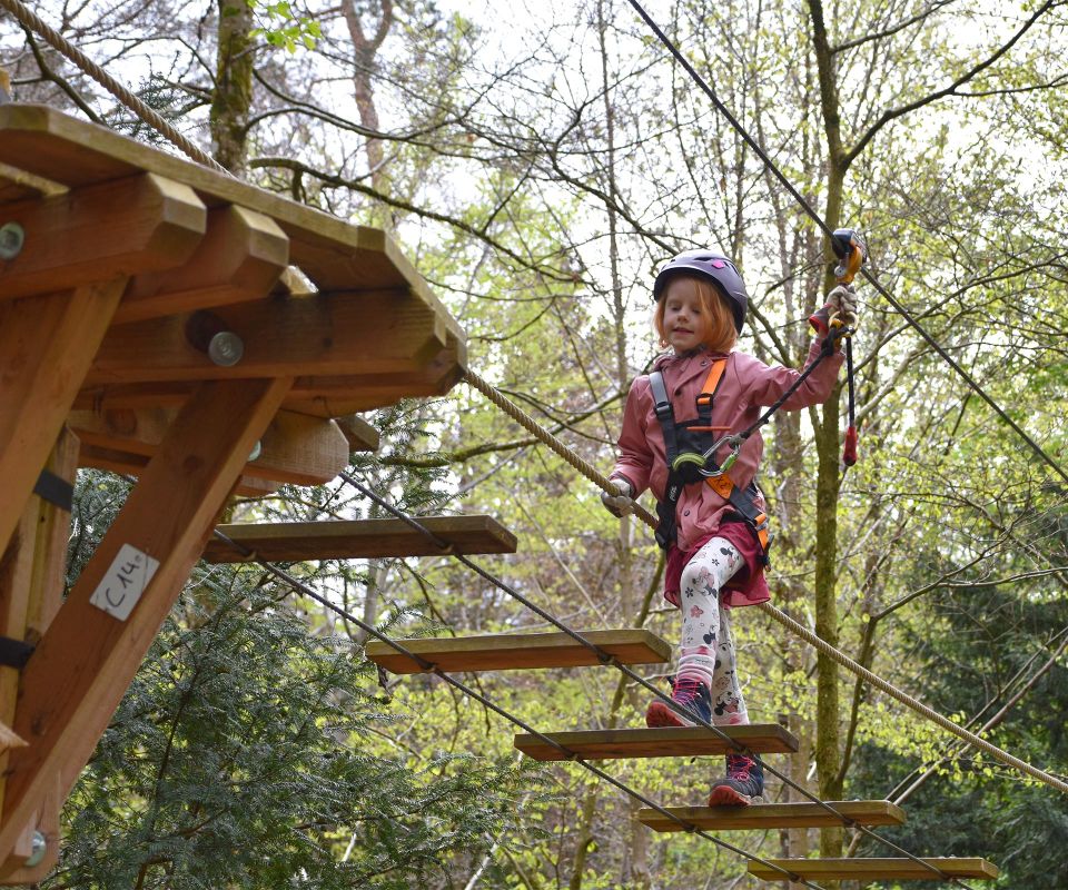 waldparcours-im-ropetech-seilpark-bern-famigros