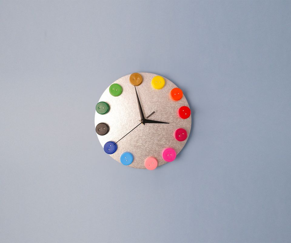 DIY-Wanduhr aus Upcycling-Material selber basteln | Famigros