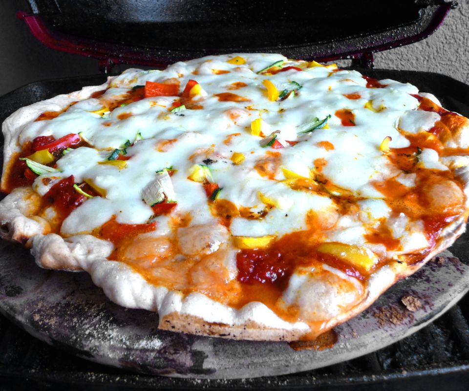 Feine Pizza auf dem Grill Famigros