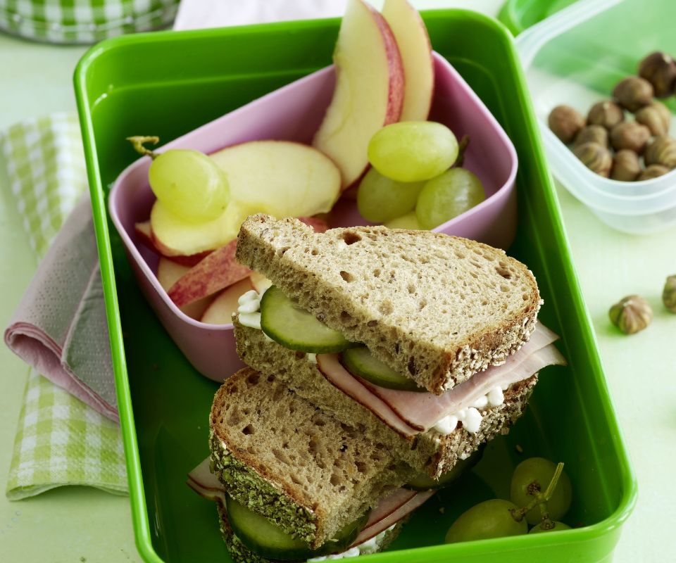 Znünibox mit Schinken-Vollkornsandwich, Früchten und Haselnüssen | Famigros