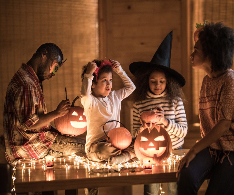 Warum feiern wir Halloween? Kinderleicht erklärt!  Famigros