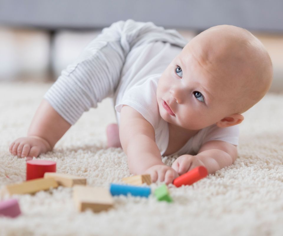 Baby Mit 8 Monaten Krabbelt Noch Nicht Wann Babys das Krabbeln lernen | Famigros