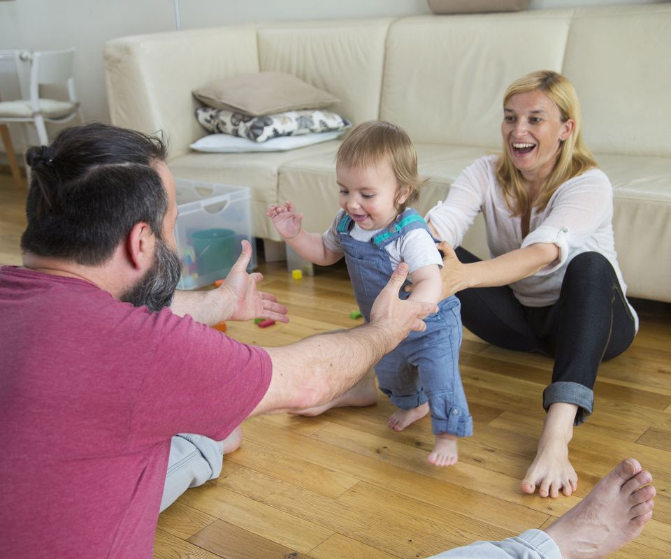 Wie Kinder laufen lernen Famigros