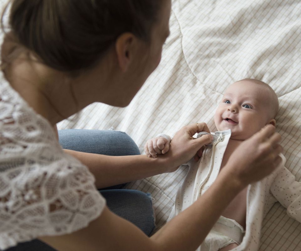 Babykleider anziehen ohne Stress Famigros