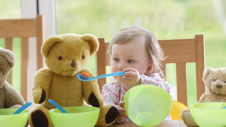 Piccolo Asiatico 18 Mesi Bambino Di 1 Anno Appoggiato Ai Cuscini Sul Letto  Guardando Un Video Dal Tablet Pc Bambini Che Giocano Con Il Tablet -  Fotografie stock e altre immagini di Bebé - iStock