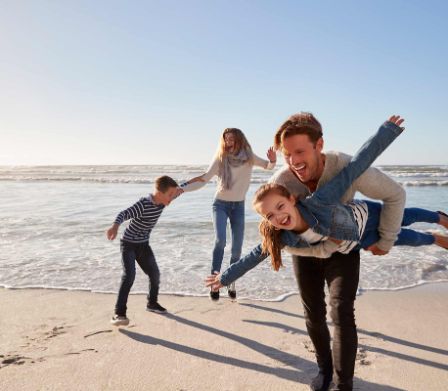 Famiglia insieme sulla spiaggia