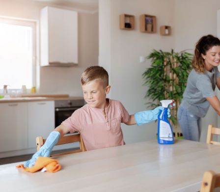 Mutter und Sohn reinigen die Küche